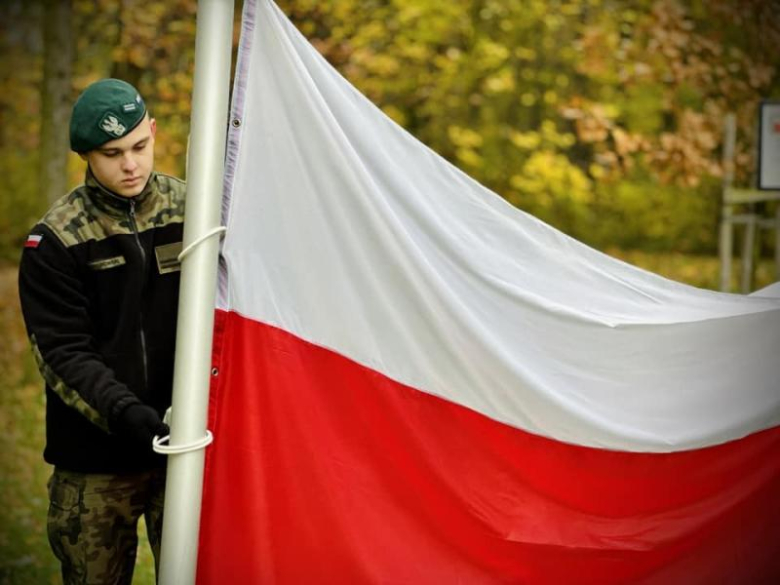 Apel niepodległościowy pod Pomnikiem Orła Piastowskiego w Ziębicach