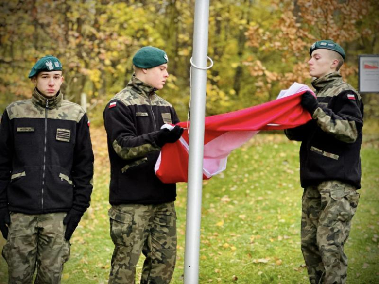 Apel niepodległościowy pod Pomnikiem Orła Piastowskiego w Ziębicach