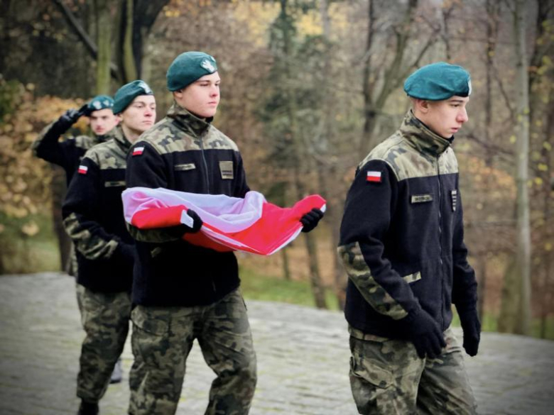 Apel niepodległościowy pod Pomnikiem Orła Piastowskiego w Ziębicach