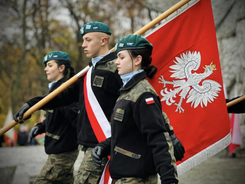 Apel niepodległościowy pod Pomnikiem Orła Piastowskiego w Ziębicach