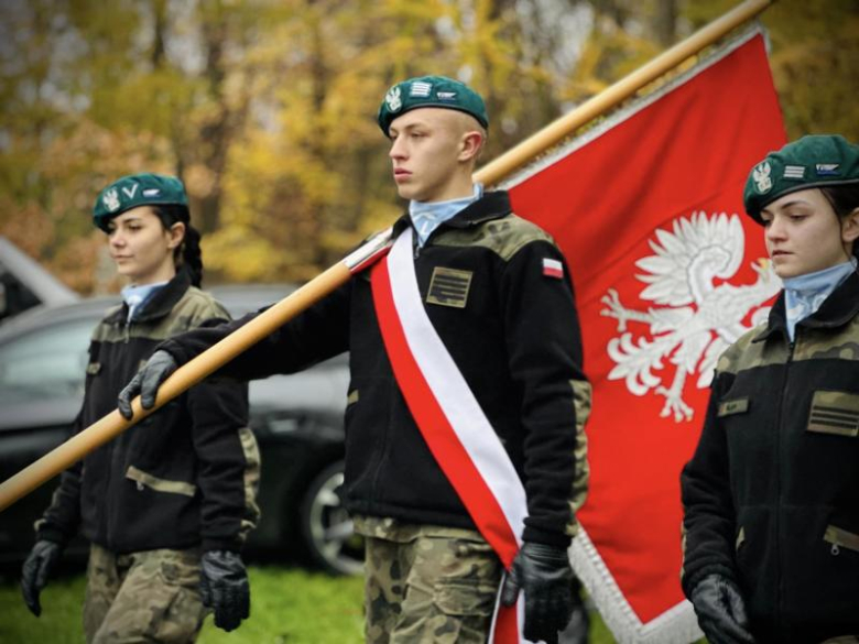 Apel niepodległościowy pod Pomnikiem Orła Piastowskiego w Ziębicach