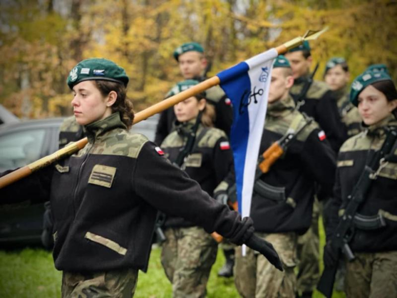 Apel niepodległościowy pod Pomnikiem Orła Piastowskiego w Ziębicach