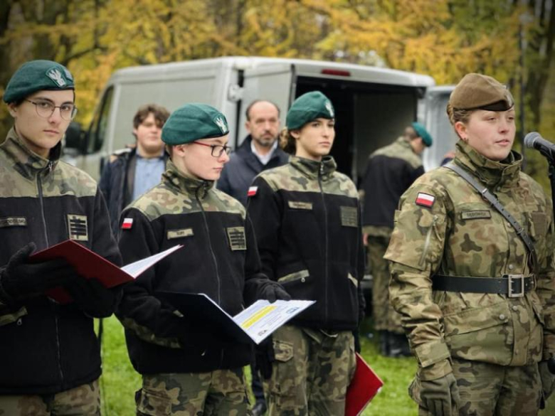 Apel niepodległościowy pod Pomnikiem Orła Piastowskiego w Ziębicach