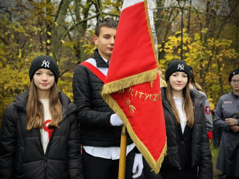 Apel niepodległościowy pod Pomnikiem Orła Piastowskiego w Ziębicach