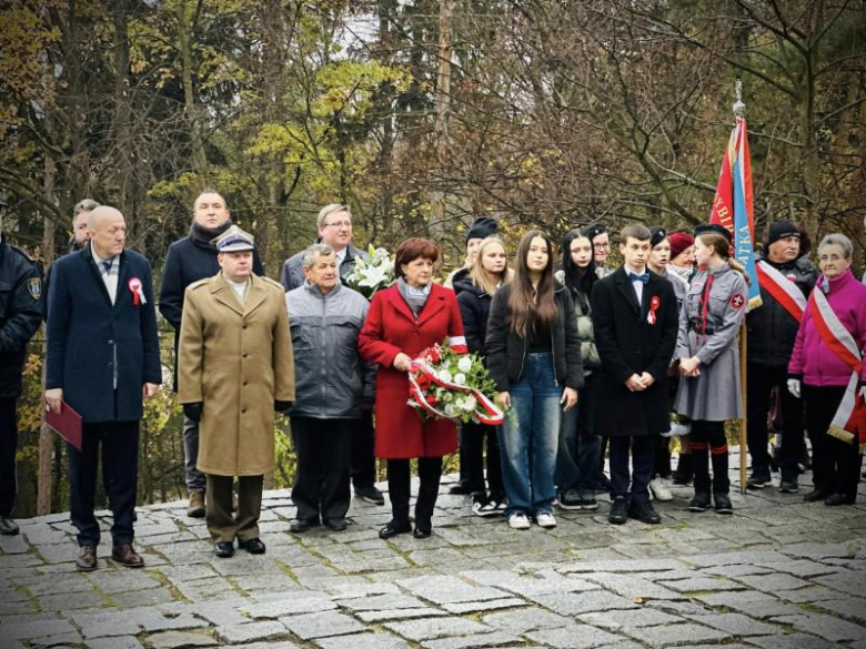 Apel niepodległościowy pod Pomnikiem Orła Piastowskiego w Ziębicach