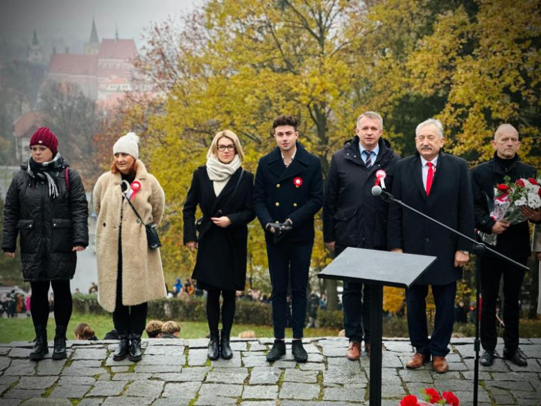 Apel niepodległościowy pod Pomnikiem Orła Piastowskiego w Ziębicach