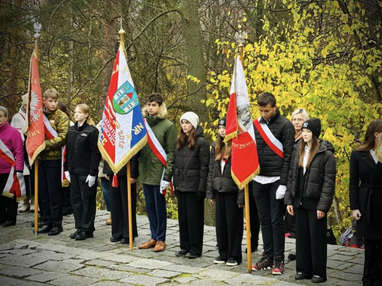 Apel niepodległościowy pod Pomnikiem Orła Piastowskiego w Ziębicach