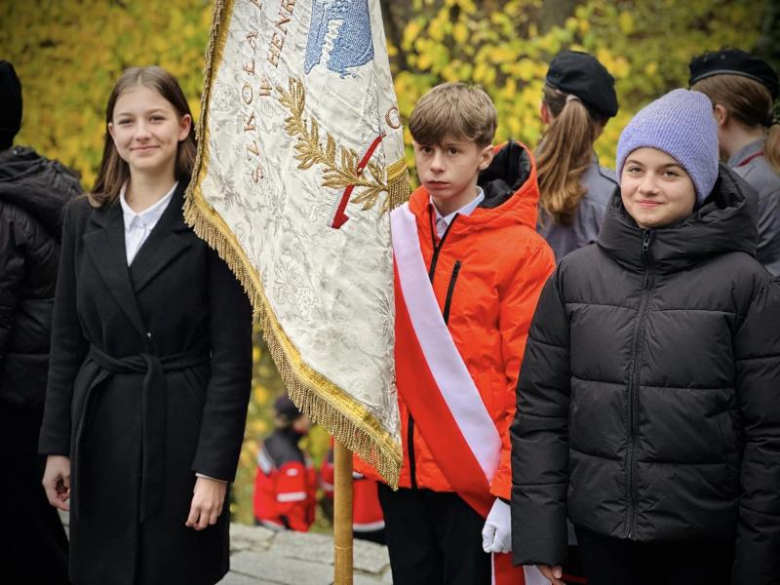 Apel niepodległościowy pod Pomnikiem Orła Piastowskiego w Ziębicach