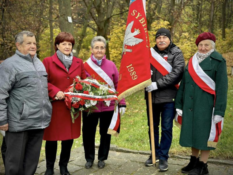 Apel niepodległościowy pod Pomnikiem Orła Piastowskiego w Ziębicach