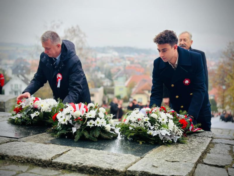 Apel niepodległościowy pod Pomnikiem Orła Piastowskiego w Ziębicach