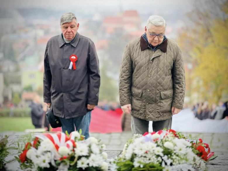 Apel niepodległościowy pod Pomnikiem Orła Piastowskiego w Ziębicach