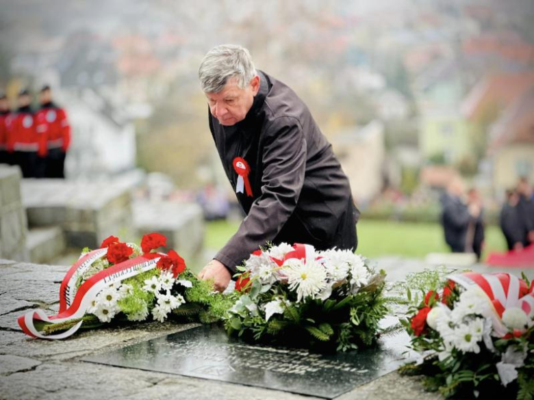 Apel niepodległościowy pod Pomnikiem Orła Piastowskiego w Ziębicach