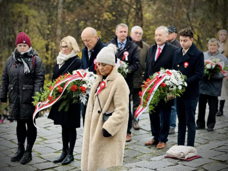 Apel niepodległościowy pod Pomnikiem Orła Piastowskiego w Ziębicach