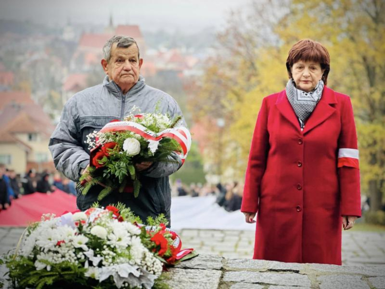 Apel niepodległościowy pod Pomnikiem Orła Piastowskiego w Ziębicach