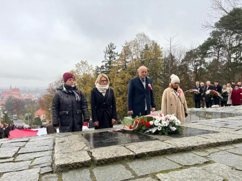 Apel niepodległościowy pod Pomnikiem Orła Piastowskiego w Ziębicach