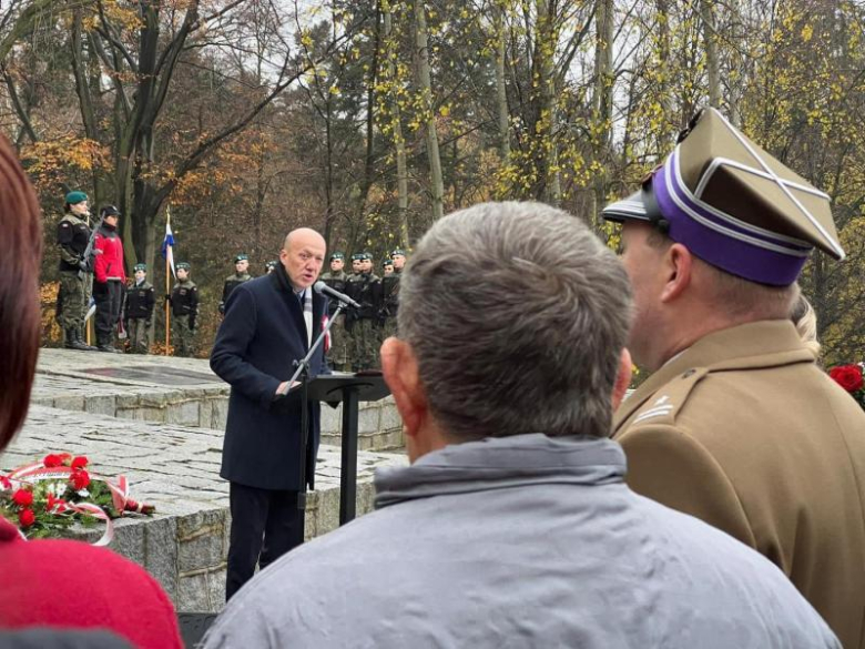 Apel niepodległościowy pod Pomnikiem Orła Piastowskiego w Ziębicach