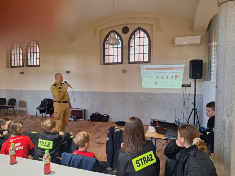 Dzień pełen wiedzy i przygód w kamienieckim pałacu: szkolenie dla młodych strażaków