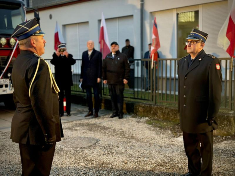 Mikołajkowy prezent dla strażaków-ochotników z Niedźwiedzia. Nowe auto już w remizie