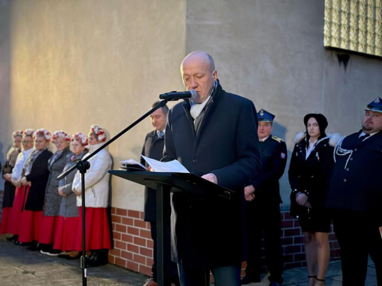 Mikołajkowy prezent dla strażaków-ochotników z Niedźwiedzia. Nowe auto już w remizie