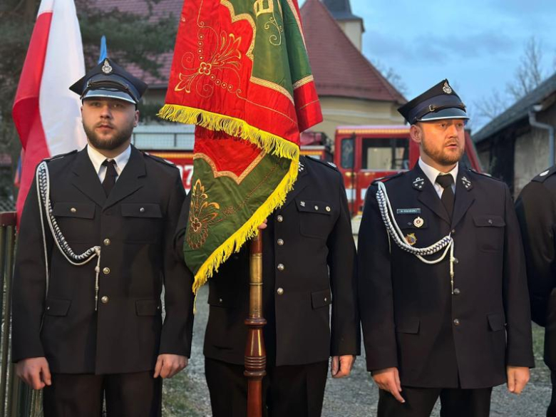 Mikołajkowy prezent dla strażaków-ochotników z Niedźwiedzia. Nowe auto już w remizie