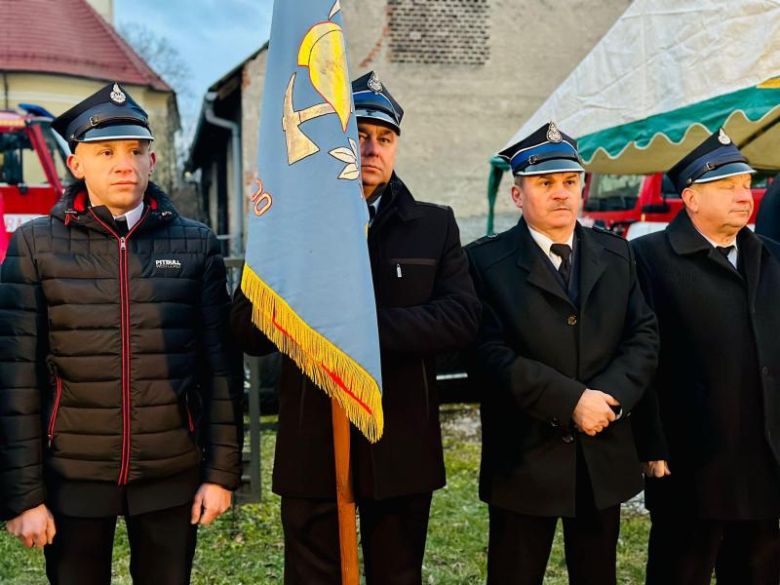 Mikołajkowy prezent dla strażaków-ochotników z Niedźwiedzia. Nowe auto już w remizie