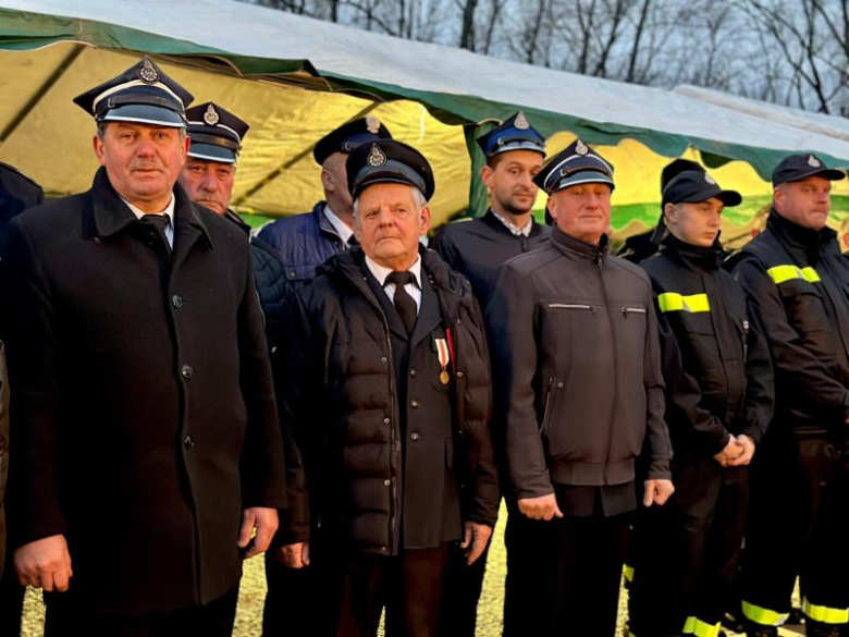 Mikołajkowy prezent dla strażaków-ochotników z Niedźwiedzia. Nowe auto już w remizie