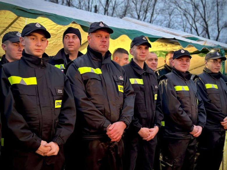 Mikołajkowy prezent dla strażaków-ochotników z Niedźwiedzia. Nowe auto już w remizie