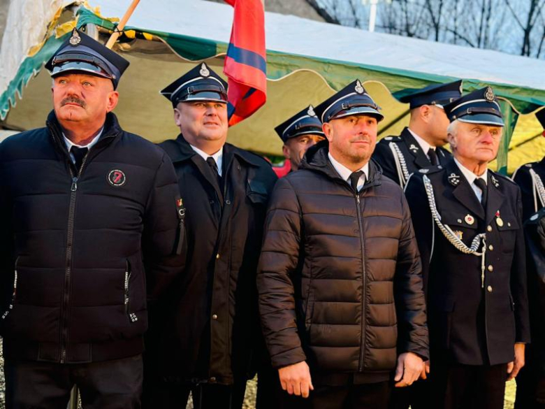 Mikołajkowy prezent dla strażaków-ochotników z Niedźwiedzia. Nowe auto już w remizie