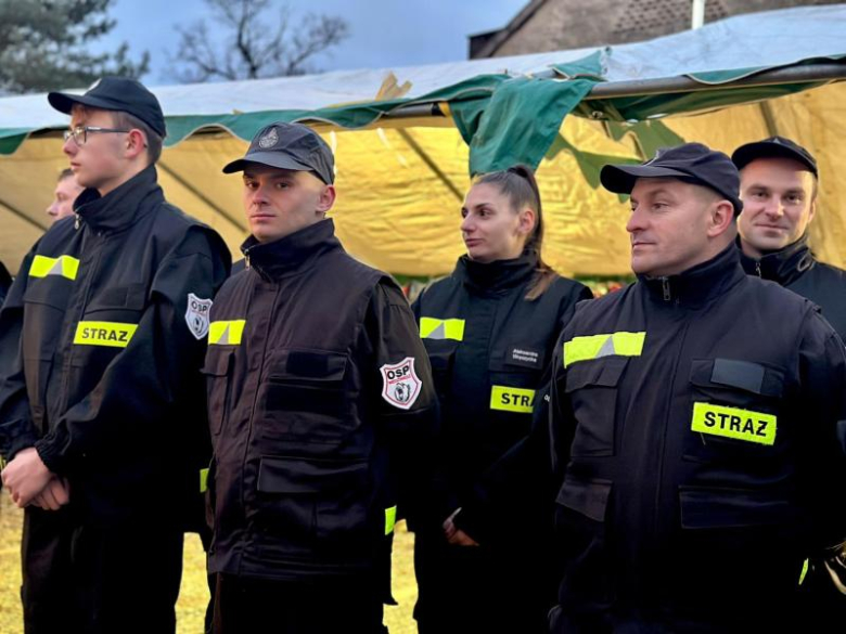 Mikołajkowy prezent dla strażaków-ochotników z Niedźwiedzia. Nowe auto już w remizie