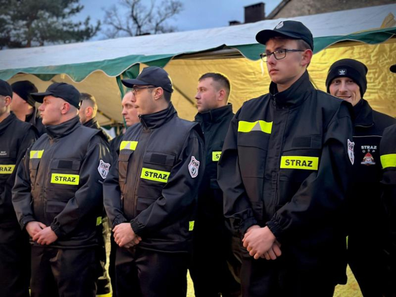 Mikołajkowy prezent dla strażaków-ochotników z Niedźwiedzia. Nowe auto już w remizie