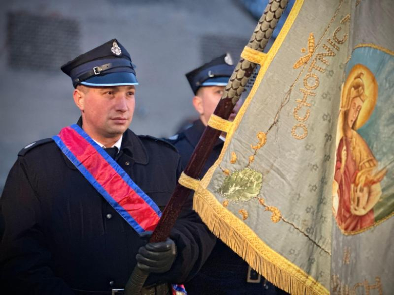 Mikołajkowy prezent dla strażaków-ochotników z Niedźwiedzia. Nowe auto już w remizie