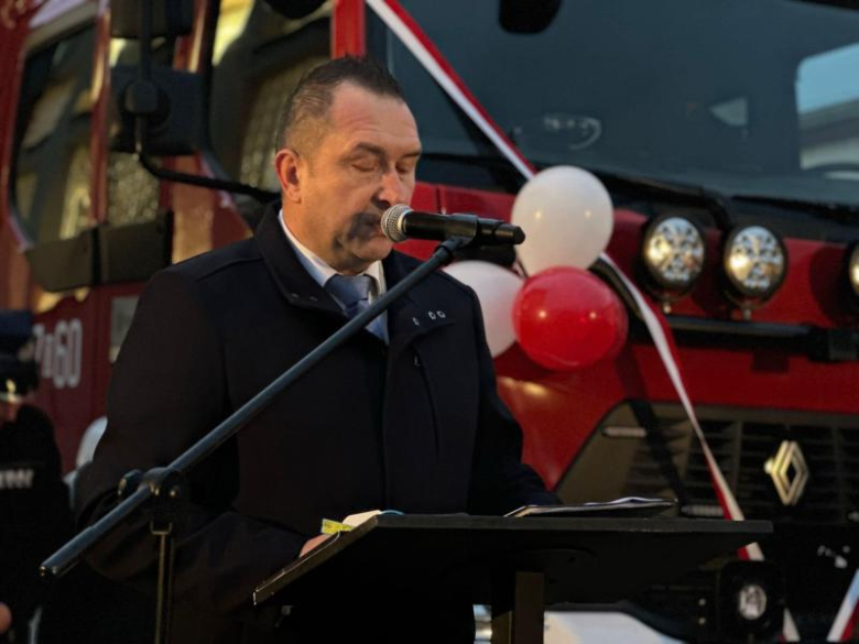 Mikołajkowy prezent dla strażaków-ochotników z Niedźwiedzia. Nowe auto już w remizie