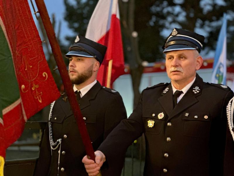 Mikołajkowy prezent dla strażaków-ochotników z Niedźwiedzia. Nowe auto już w remizie