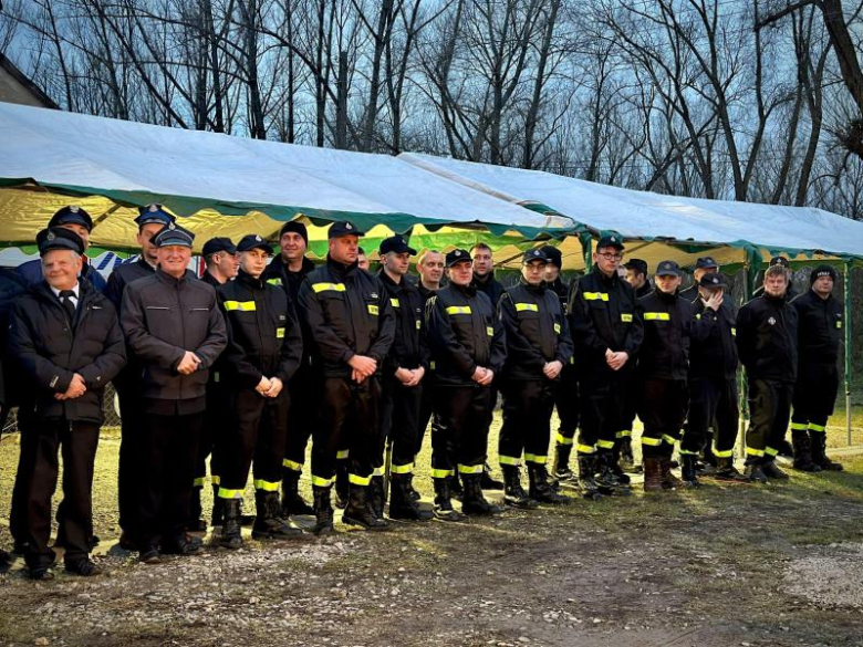 Mikołajkowy prezent dla strażaków-ochotników z Niedźwiedzia. Nowe auto już w remizie