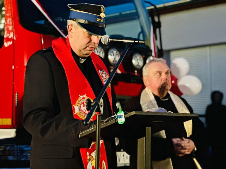 Mikołajkowy prezent dla strażaków-ochotników z Niedźwiedzia. Nowe auto już w remizie