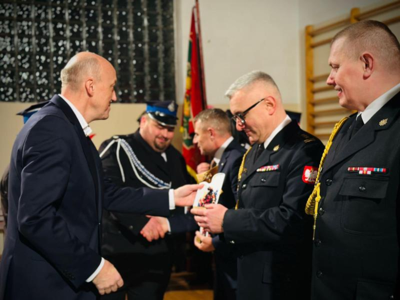 Mikołajkowy prezent dla strażaków-ochotników z Niedźwiedzia. Nowe auto już w remizie