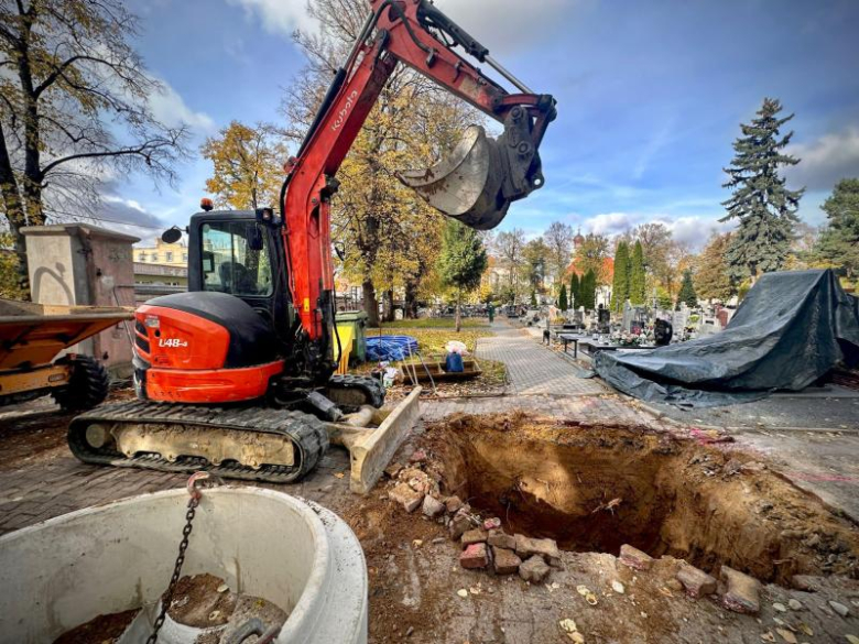 Trwają prace przy ułożeniu nowej nawierzchni alejek na cmentarzu komunalnym w Ziębicach.