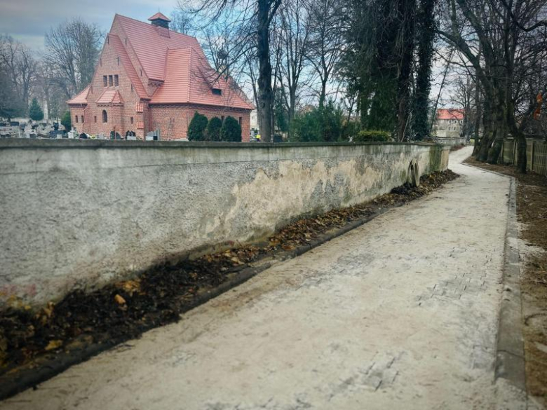 Trwają prace przy ułożeniu nowej nawierzchni alejek na cmentarzu komunalnym w Ziębicach.