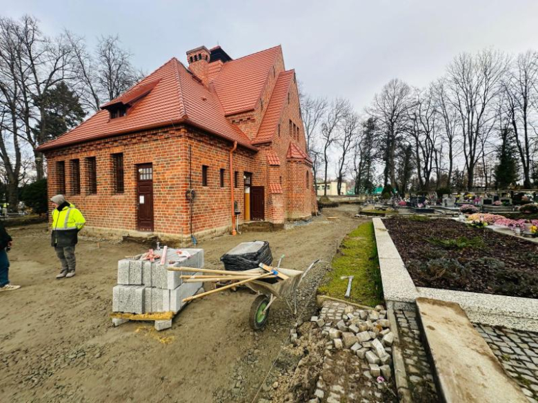 Trwają prace przy ułożeniu nowej nawierzchni alejek na cmentarzu komunalnym w Ziębicach.