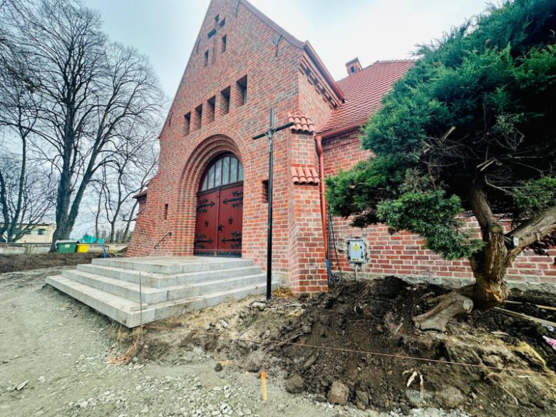 Trwają prace przy ułożeniu nowej nawierzchni alejek na cmentarzu komunalnym w Ziębicach.