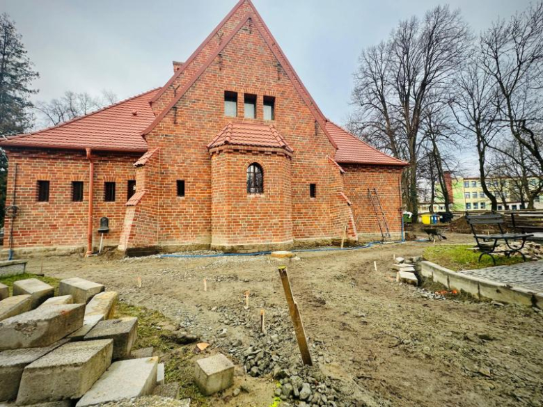 Trwają prace przy ułożeniu nowej nawierzchni alejek na cmentarzu komunalnym w Ziębicach.