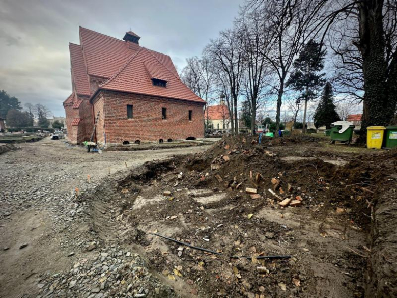 Trwają prace przy ułożeniu nowej nawierzchni alejek na cmentarzu komunalnym w Ziębicach.