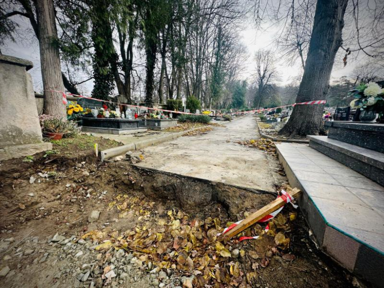 Trwają prace przy ułożeniu nowej nawierzchni alejek na cmentarzu komunalnym w Ziębicach.