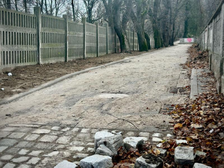 Trwają prace przy ułożeniu nowej nawierzchni alejek na cmentarzu komunalnym w Ziębicach.