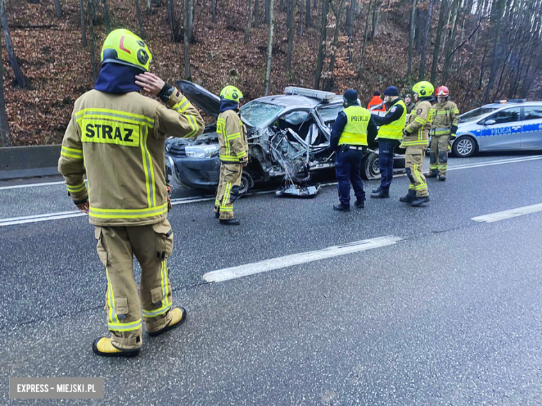 Zderzenie pojazdu ciężarowego i osobówki na krajowej ósemce