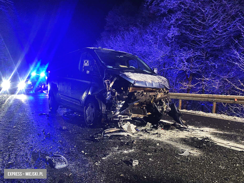 Czołowe zderzenie dwóch aut na krajowej 46. Jedna osoba w szpitalu