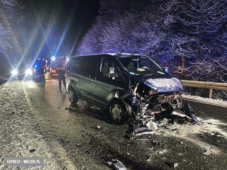 Czołowe zderzenie dwóch aut na krajowej 46. Jedna osoba w szpitalu