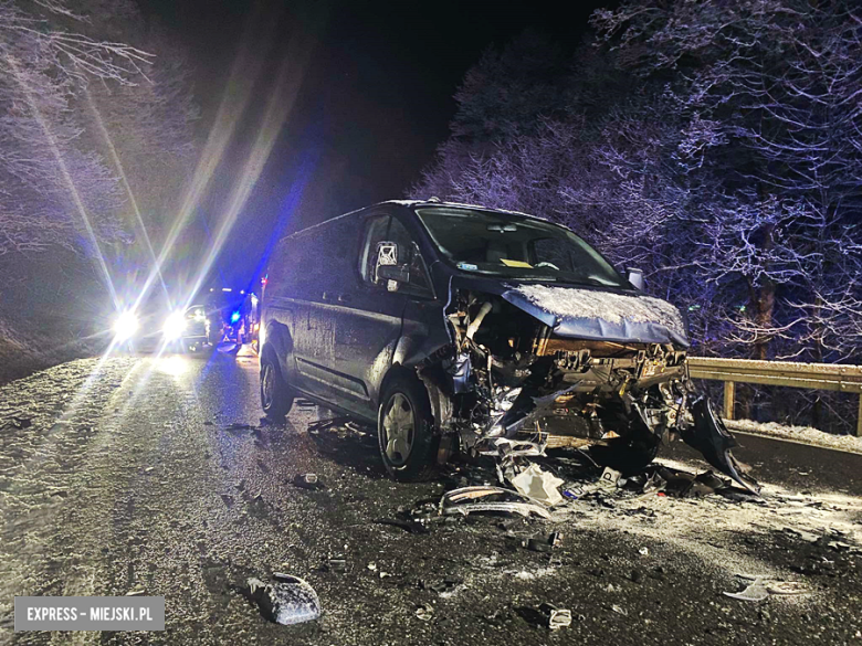 Czołowe zderzenie dwóch aut na krajowej 46. Jedna osoba w szpitalu