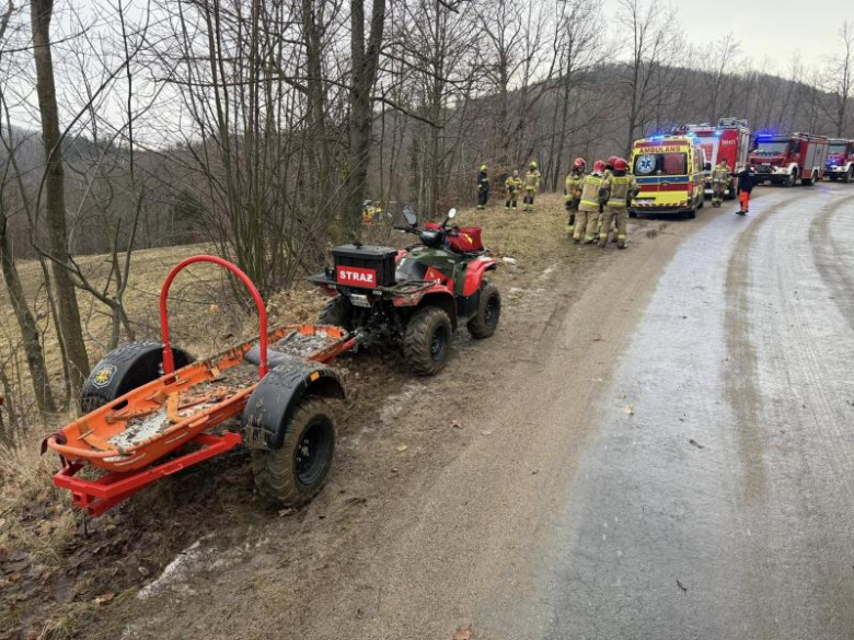 Wypadek podczas prac leśnych w Żdanowie. 35-latek śmigłowcem przetransportowany do szpitala