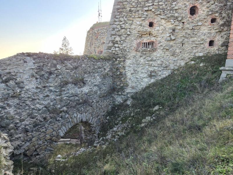 Środki zostaną przeznaczone na ratowanie murów w obrębie grodzy Donżonu